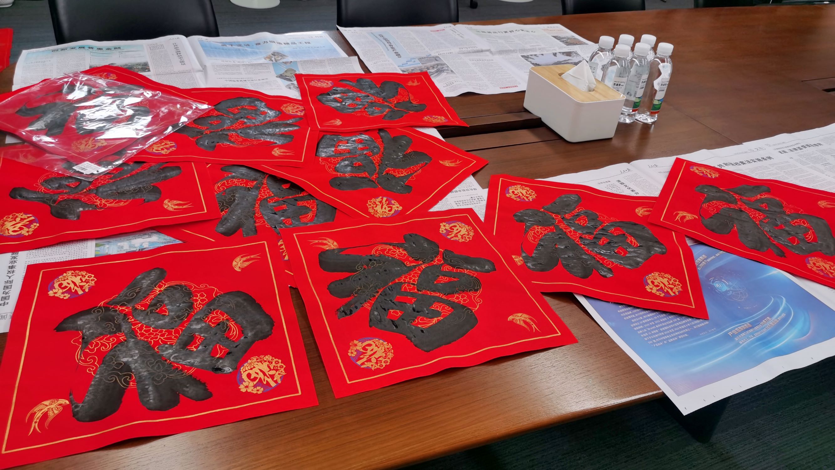 墨香添年味 春联送祝福丨津投资本本部工会开展“送万福 进万家”活动