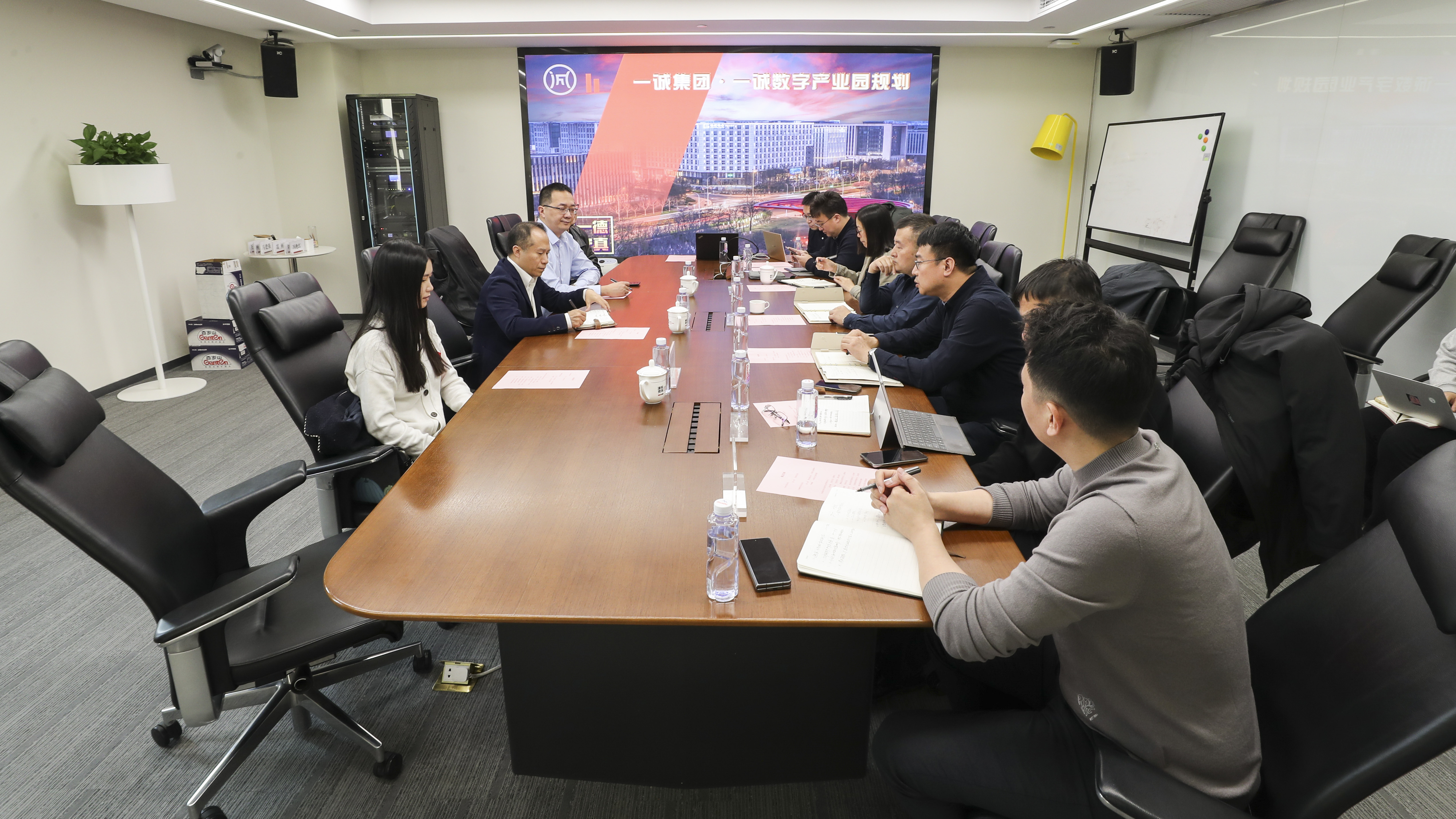 津投资本与市商务局、市楼宇经济协会开展业务交流